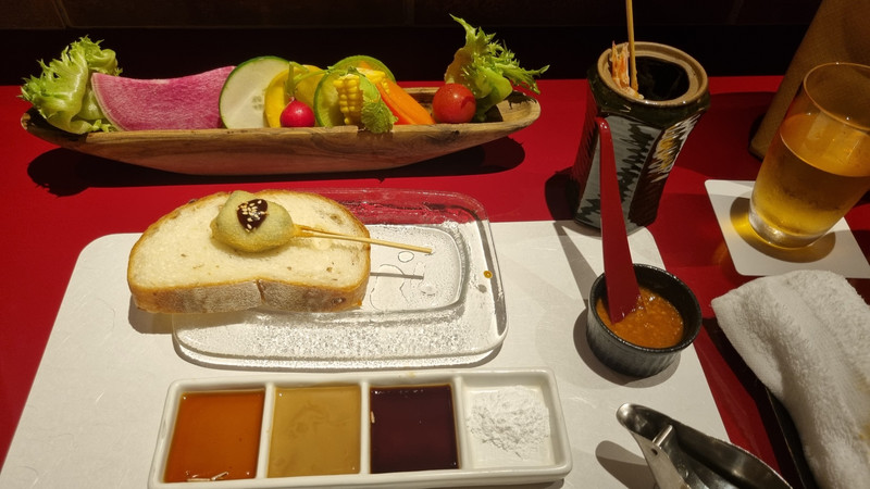 Besuch eines Kushiage Restaurants, in dem es frittierte Spießchen gibt.