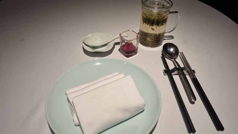 Abendessen im Michelin-Restaurant (die linken Stäbchen sind für meinen eigenen Teller, die rechten für mögliche Gemeinschaftsteller).