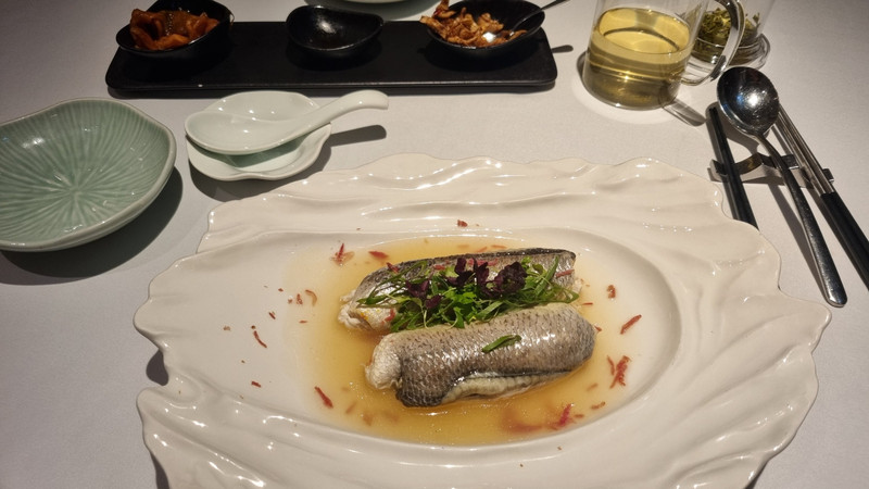 Abendessen im Michelin-Restaurant (es gibt Yellow Fisch).