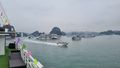 Ausflug mit einem Schiff in die Halong-Bucht.