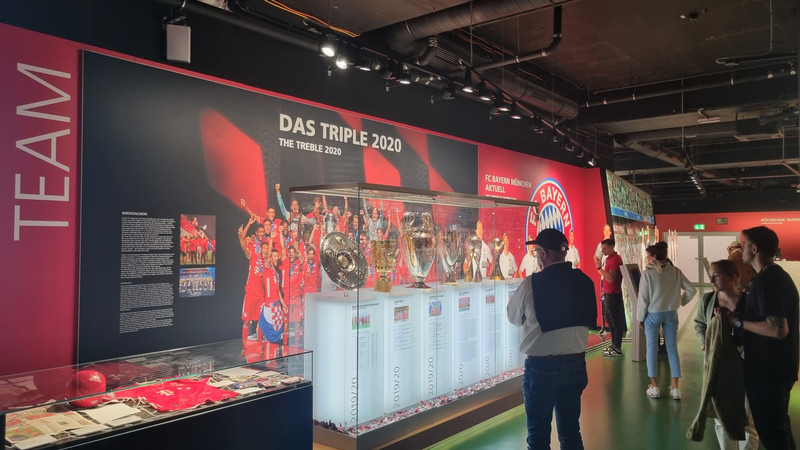 Besuch des Bayern München Museums in der Allianz Arena.