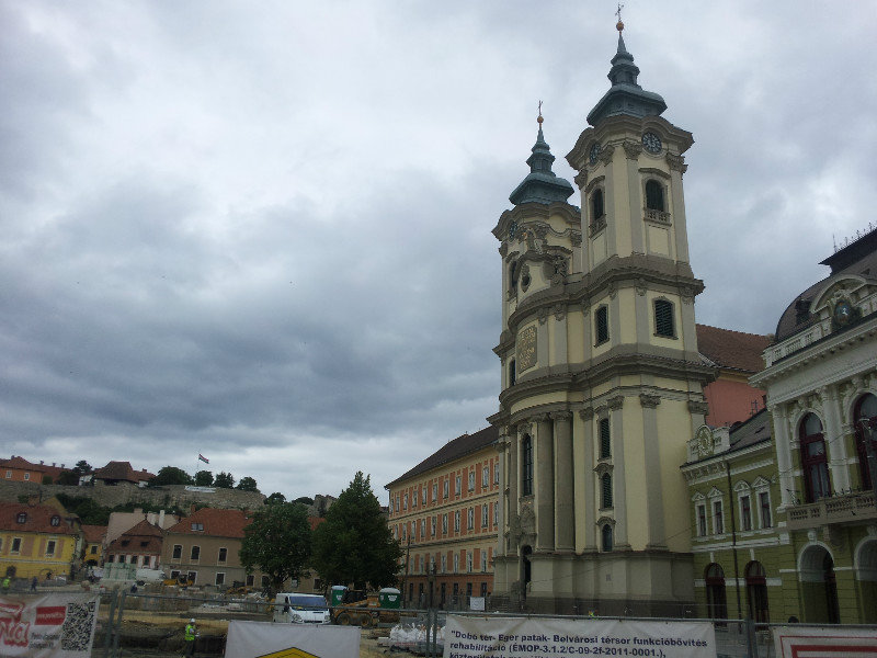 Der Dobo Platz mit Minoritenkirche und Burg im Hintergrund - wird auch umgebaut