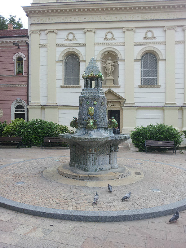 Der Zsolnay Brunnen, gestiftet von der gleichnamigen oertlichen Porzellanfabrik