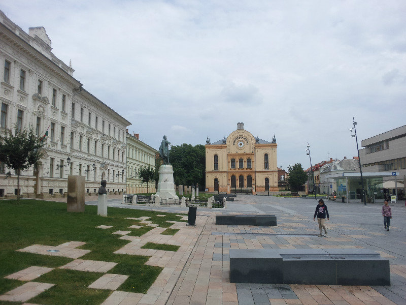 Der Kossuth ter-Platz mit der Synagoge hinten in der Mitte und dem Rathaus links