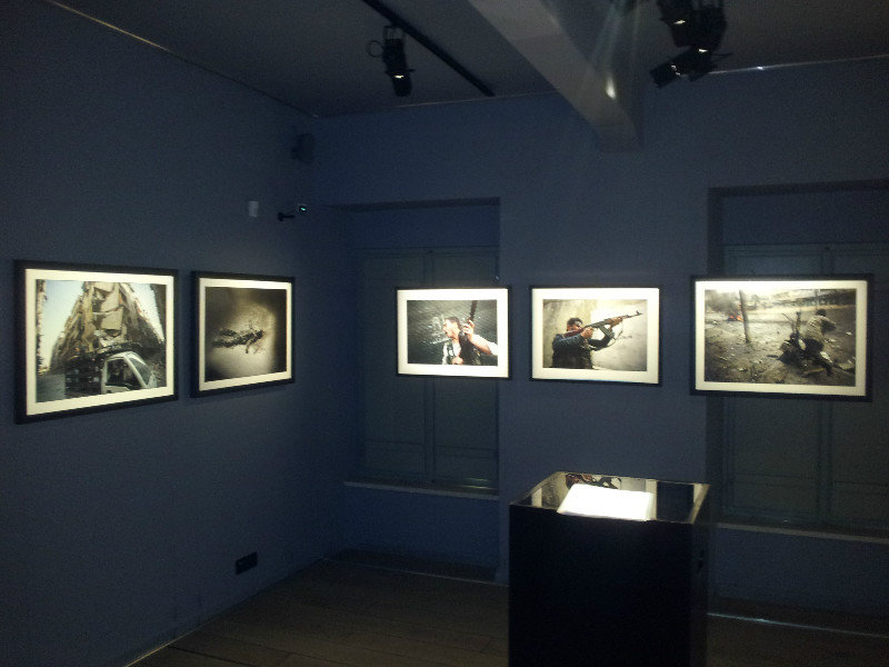 In dieser Ausstellung. Es wurden Fotos eines mexikanischen Journalisten aus Syrien und andere aus dem jugoslawischen Buergerkrieg gezeigt.