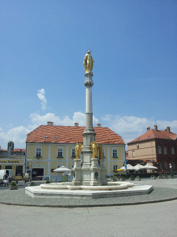 Die Dora Statue vor der Kathedrale