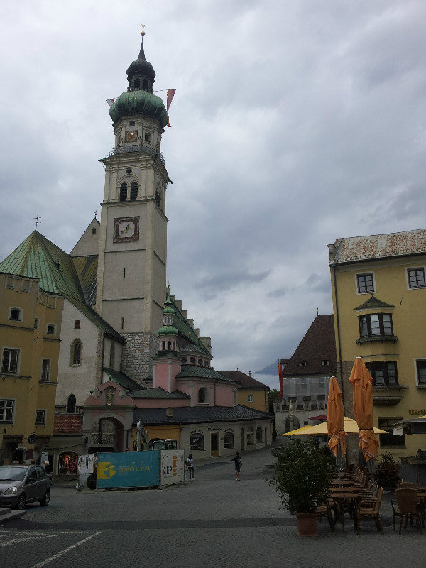 Hall in Tirol: Der Obere Stadtplatz mit Pfarrkirche St. Nikolaus und Rathaus