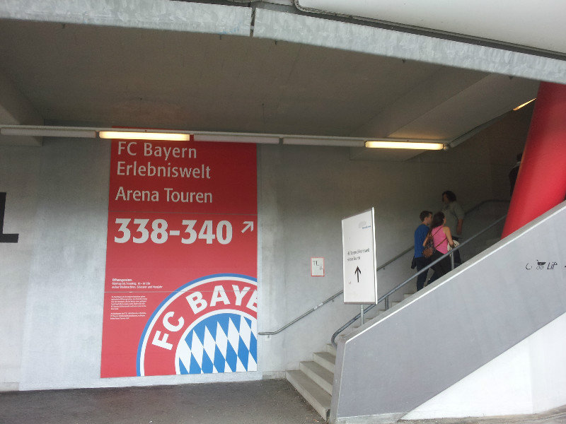 Aufgang zur FC Bayern Erlebniswelt und den Touren