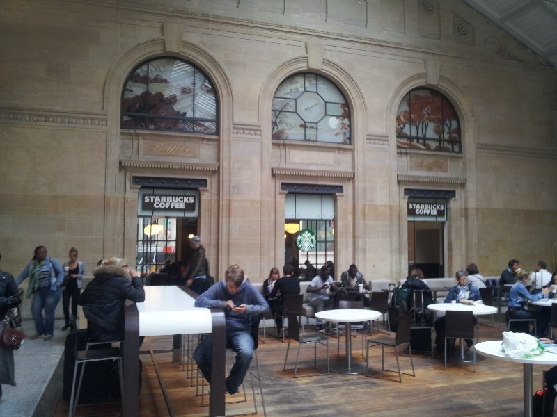 Das schöne und leider volle Starbucks am Pariser Bahnhof St. Lazare.