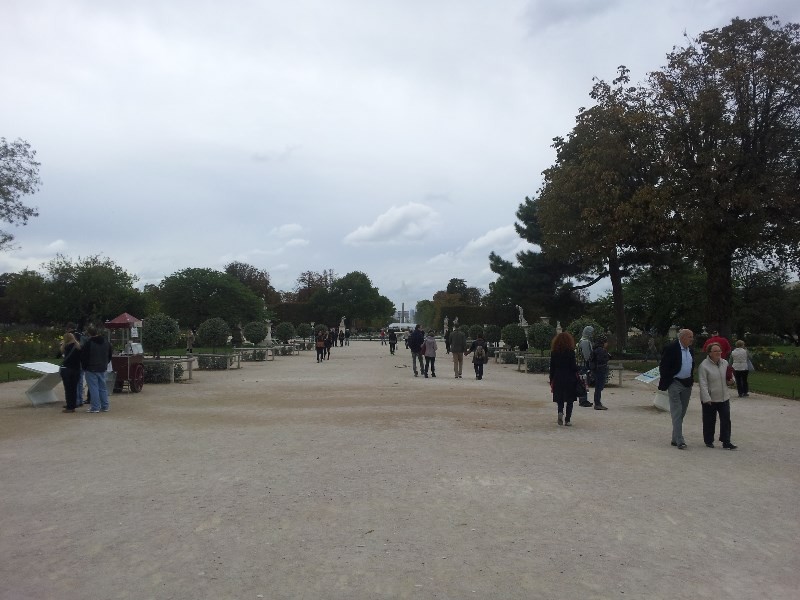 Blick auf die Parkanlagen in der Nähe des Louvre.