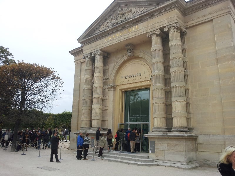 Das Musée de l'Orangerie von außen.