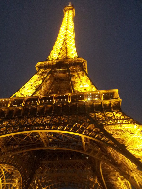 Der Eiffelturm mit schöner Beleuchtung.