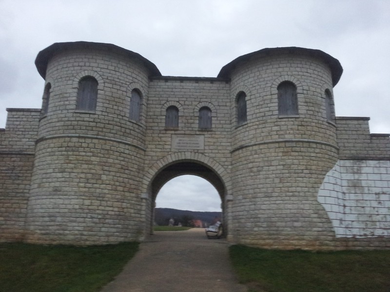 Das rekonstruierte Tor des römischen Kastells.