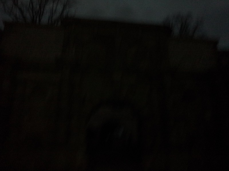Das Eingangstor in der Dunkelheit.