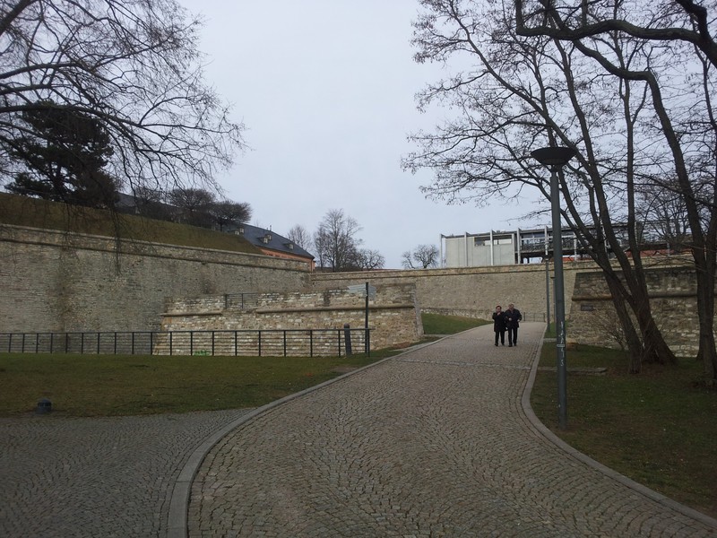 Auffahrt zur Zitadelle Petersberg.
