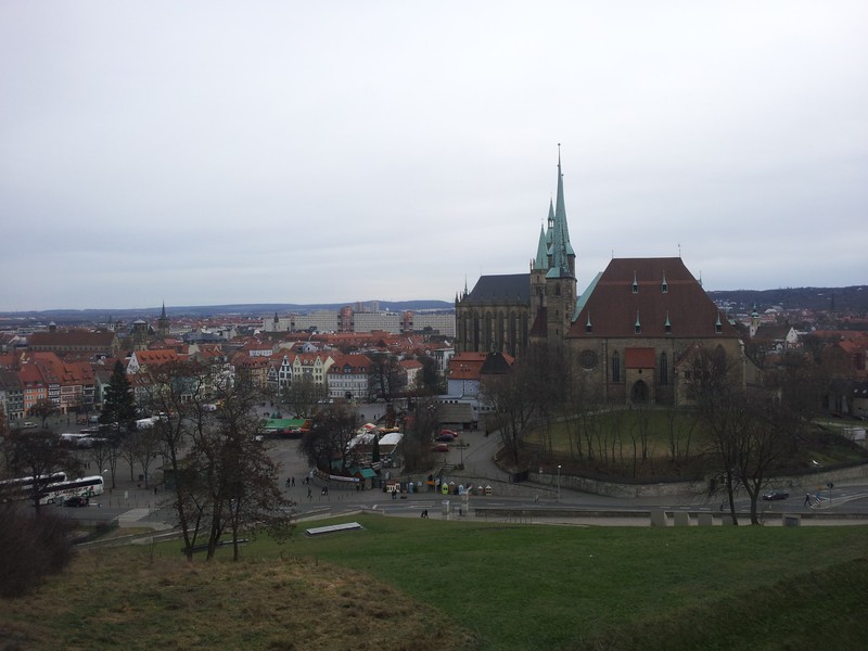 Blick von der Zitadelle zum Domplatz, Mariendom und Severikirche.