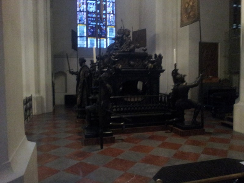 Der leere kaiserliche Sarkophag in der Frauenkirche.