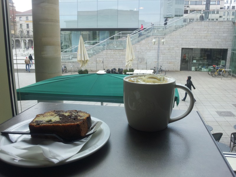 White Cafe Mocca und Marmorkuchen im Starbucks.