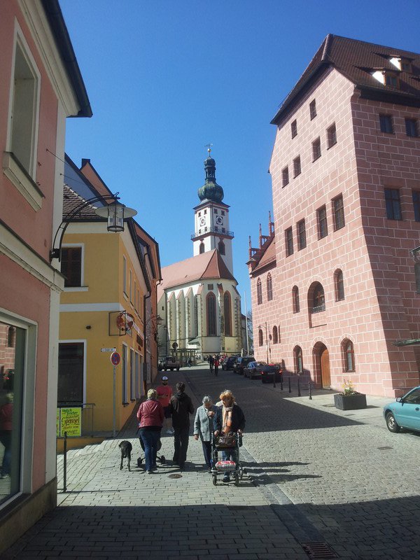 Blick zum Rathaus und katholischer Kirche.