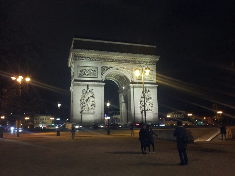 Der schön beleuchtete Arc de Triomphe.