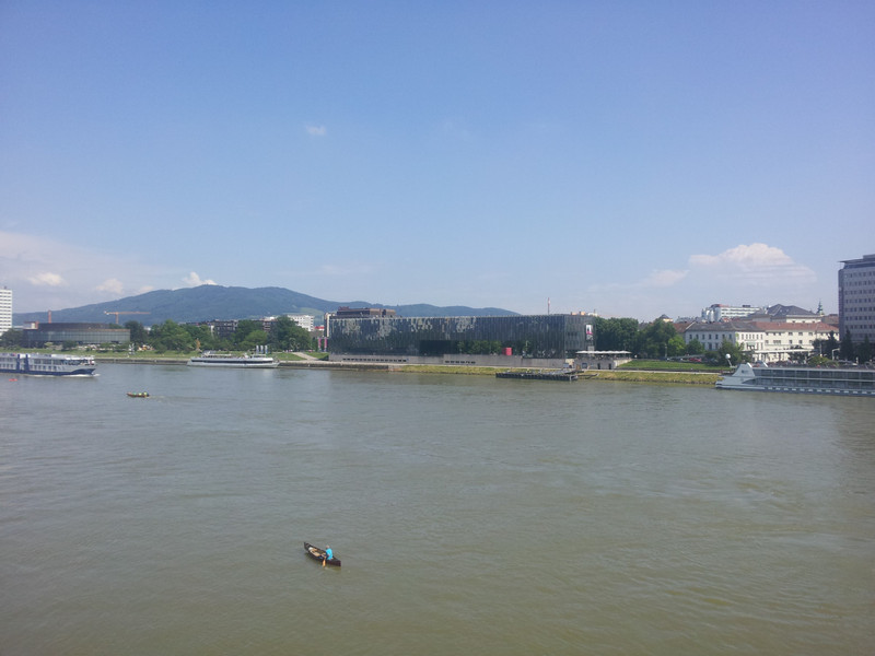Blick auf Museum Lentos und das andere Donauufer.