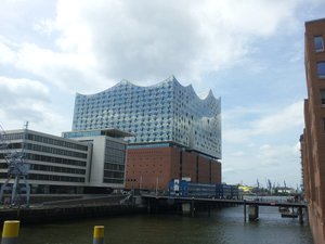 Blick auf die Elbphilharmonie in der Hamburger Hafen City.