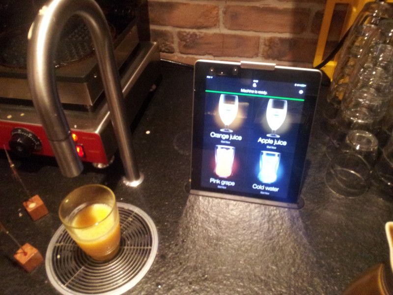 Touchscreen zur Auswahl des Saftes beim Frühstück.