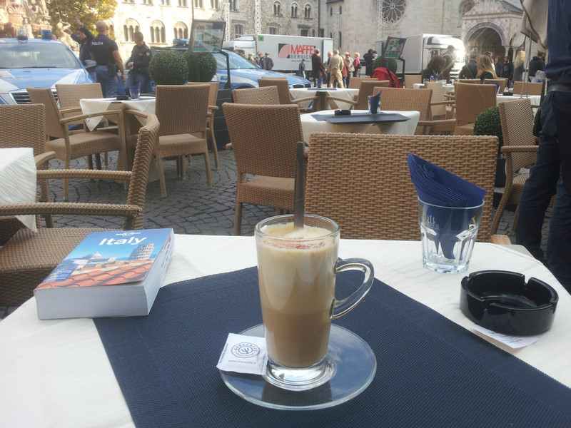 Mein erster Cafe Latte auf dieser Reise nach Italien.