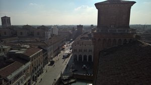 Blick vom Castello Estense in Richtung Duomo.