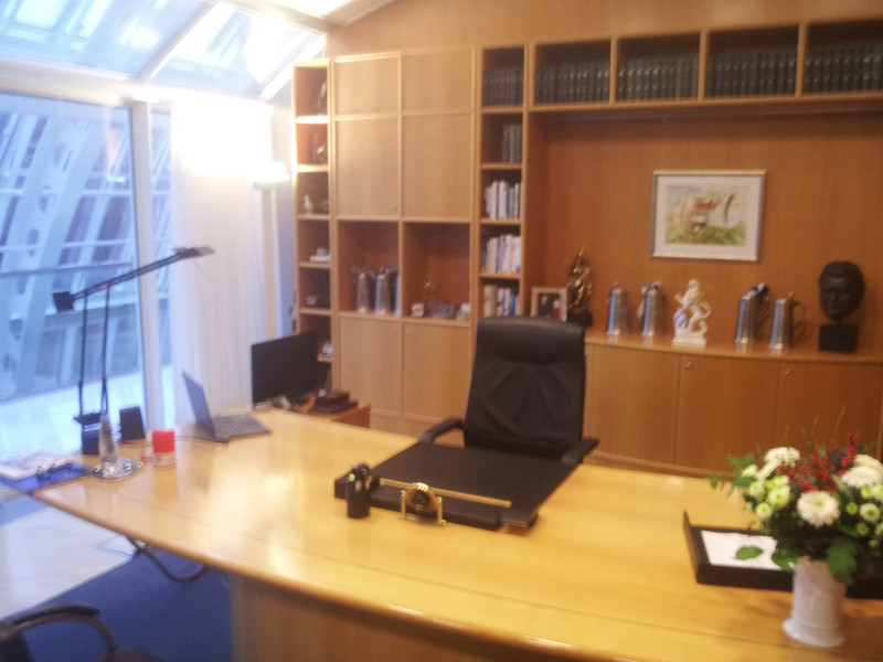 Büro des Bayerischen Ministerpräsidenten mit Erinnerungsstücken an