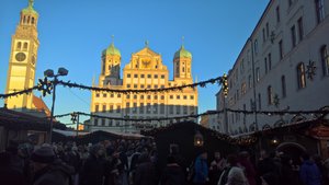 Rathausmarkt von Augsburg mit Weihnachtsmarkt.