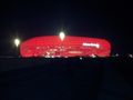 Die rot erleuchtete Allianz Arena.