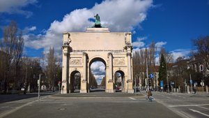 Das Siegestor in München ähnelt dem Brandenburger Tor in Berlin und ist dem Bayerischen Heer gewidmet.
