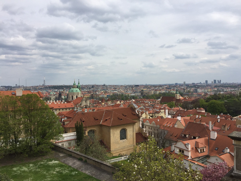 Blick vom Burgberg über Prag.