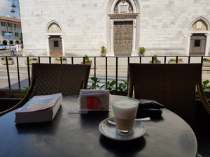 Kaffeepause mit Blick auf die Kathedrale von Cividale del Friuli.