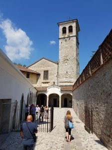 Auf dem Weg zum lombardischen Tempel von Cividale del Friuli.