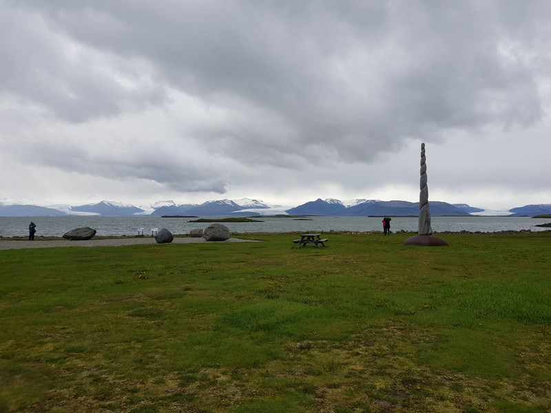 Blick von Höfn auf die Gletscherzungen des Vatnajökull.