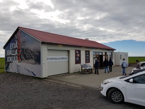Ansehen eines Filmes über den Eyjafjallajökull.