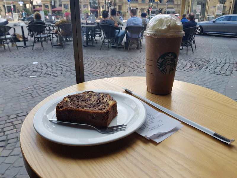 Im Starbucks gegenüber des Frankfurter Hofs.