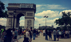 The scenery around the Arc De Triomphe.