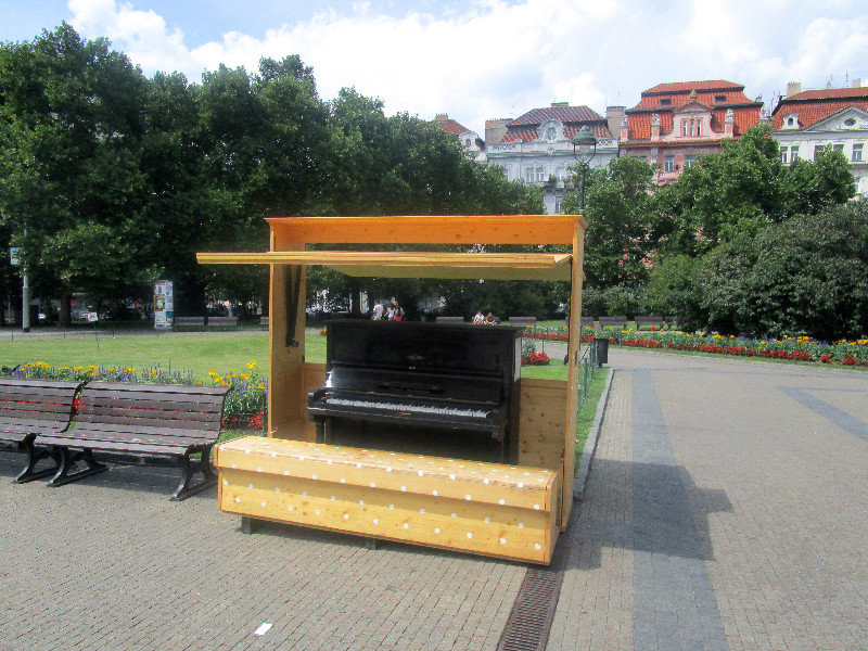 Free piano to play in the park