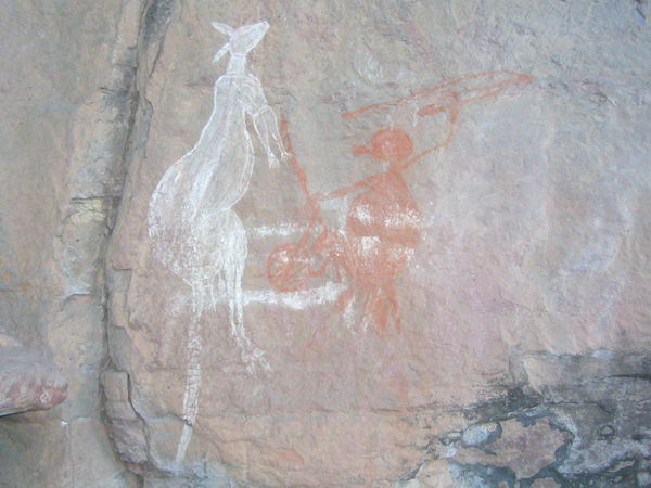 Aborigen cazando canguro