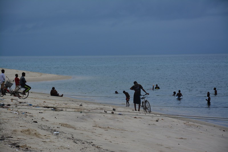 Niños en la playa de Stone Town