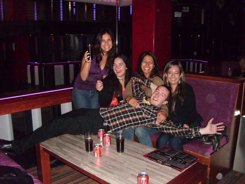 Nightclub with the Chileans / Discoteca con las Chilenas