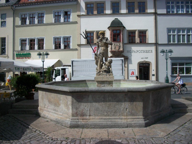 statue in market