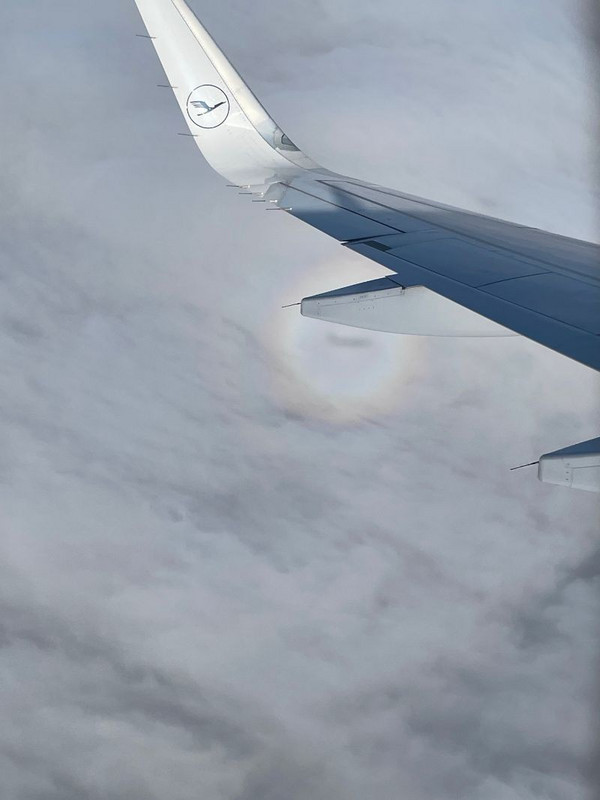 un arc en ciel avec l'avion
