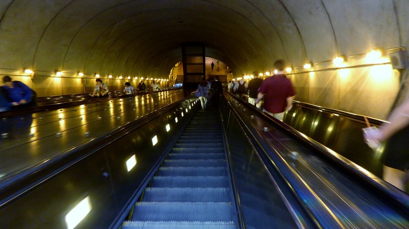 La descente dans le métro