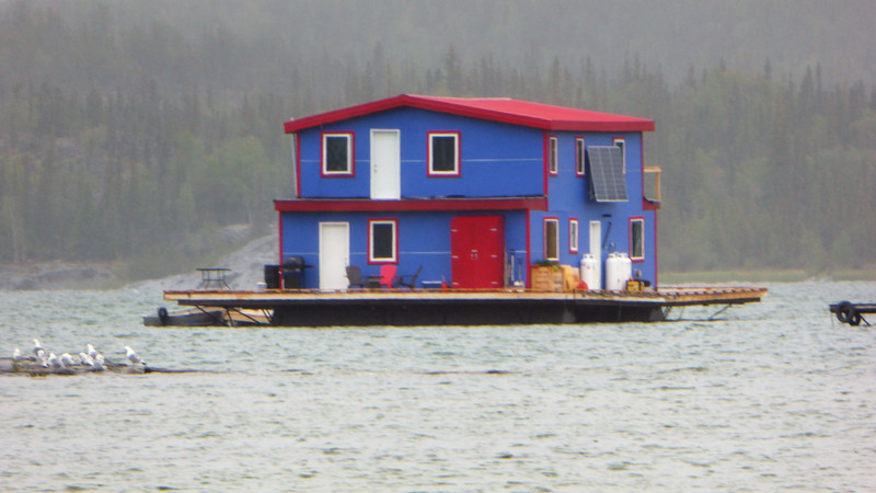 maison construite sur barge