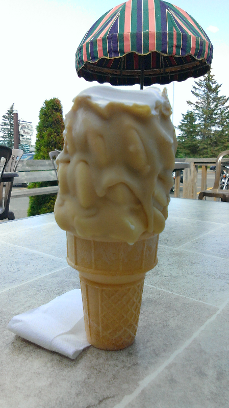 Un glace à la vanille enrobé de sirop d'érable glacé!