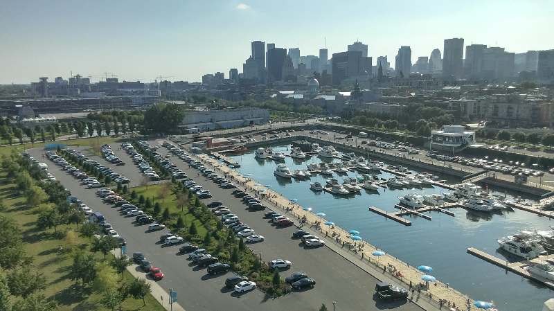 La plage se situe dans le Vieux Port, au loin le centre d'affaires de Montréal